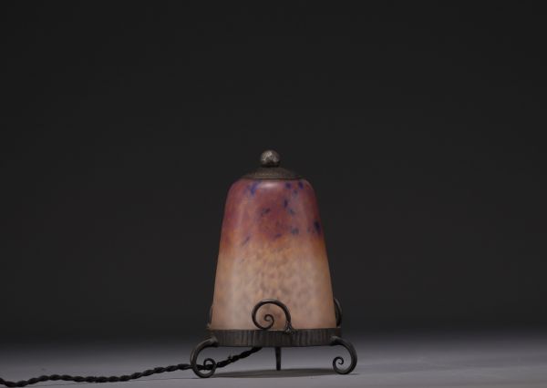 Charles SCHNEIDER (1881-1953) - Veilleuse Art Nouveau en verre nuancé et fer forgé, signée.
