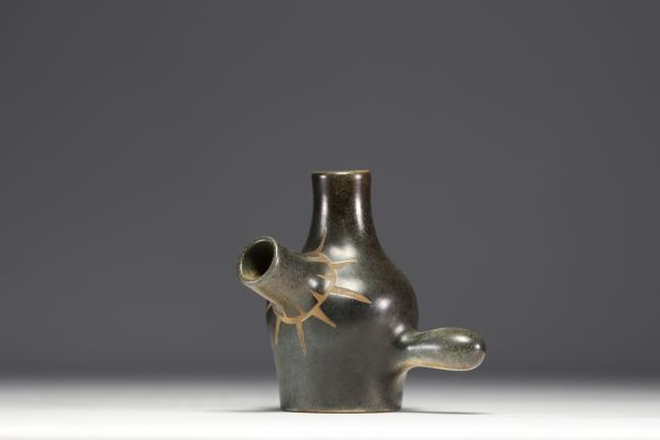 Reg. AGRAPART (XXe siècle) Vase modernisme ludique en céramique vernissée arborée de dessins géométriques abstraits en creux, signé, vers 1950.