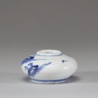 Chine, XVIIIe siècle Encrier en porcelaine bleu et blanc à décor de sage et d’enfant