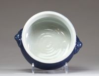 Chine - Brûle parfum en porcelaine monochrome émaillée bleu, marque Ta Ming Kia-Tsing Nien Tche, Ming.