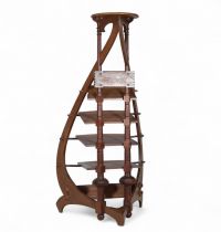 Paul Hankar (1859-1901) – Attribué à Rare porte-partition / sellette en acajou – Travail Art nouveau  Cette pièce unique, à mi-chemin entre le porte-partition et la sellette, est attribuée à Paul Hankar, figure majeure de l’Art nouveau belge. Réalisée en acajou massif, essence précieuse prisée pour sa chaleur et sa densité, elle illustre à la perfection le raffinement sculptural et la maîtrise str