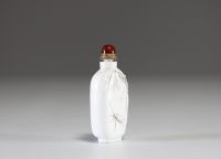 Chine - Tabatière en verre à décor en relief de coléoptère et de bambou, cabochon en agate, signature dans le décor et marque en creux sous la pièce, XIXème.