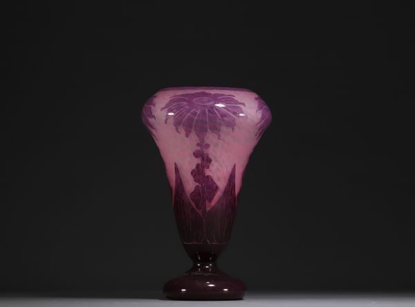 Le Verre Français - Vase en verre multicouche dégagé à l'acide à décor de dahlias, signé sur la base.