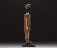 Afrique RDC - Oracle à frotter Kuba/Bushoong en bois sculpté surmonté d'une tête, première moitié XXème.