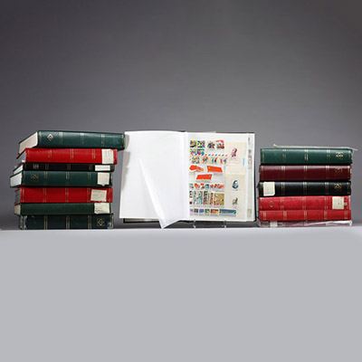 Ensemble de 13 albums et une pochette de timbres regroupant la Chine, la Russie ainsi que des timbres du monde.