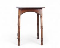 Gustave Serrurier-Bovy (1858–1910) Petite table de salon – Vers 1900 Modèle documenté dans les dessins de Philippe Derchain Cette petite table de salon en acajou, à l’esthétique sobre et chaleureuse, illustre parfaitement le retour au rustique caractéristique du langage formel développé par Gustave Serrurier-Bovy à la charnière du XIXe et du XXe siècle. Alliant fonctionnalité, simplicité des matér