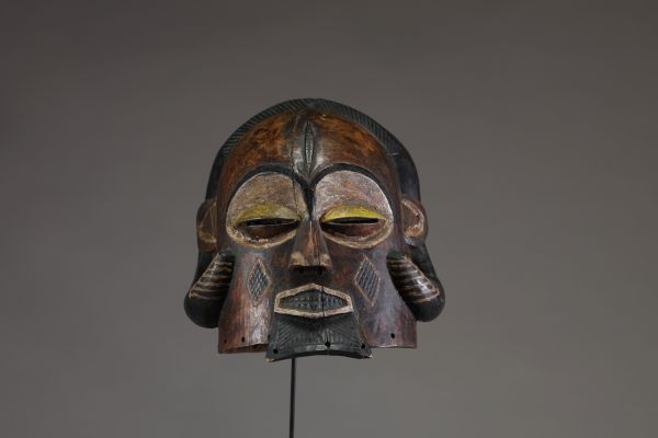 Afrique RDC - Masque Kete / Kuba en bois ancien sculpté, belle polychromie encore apparente, Congo RDC.