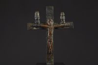 Afrique RDC - Christ en bronze à patine nuancée surmonté de deux personnages de part et d'autre de la croix.