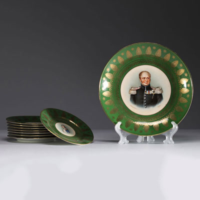 Ensemble de neuf assiettes en porcelaine à l'effigie des empereurs Napoléon et Alexandre 1er, manufacture impériale de porcelaine IFZ, Russie, XIXème.