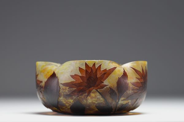 DAUM Nancy - Four-lobed bowl in acid-etched multi-layered glass decorated with dahlias, circa 1910.