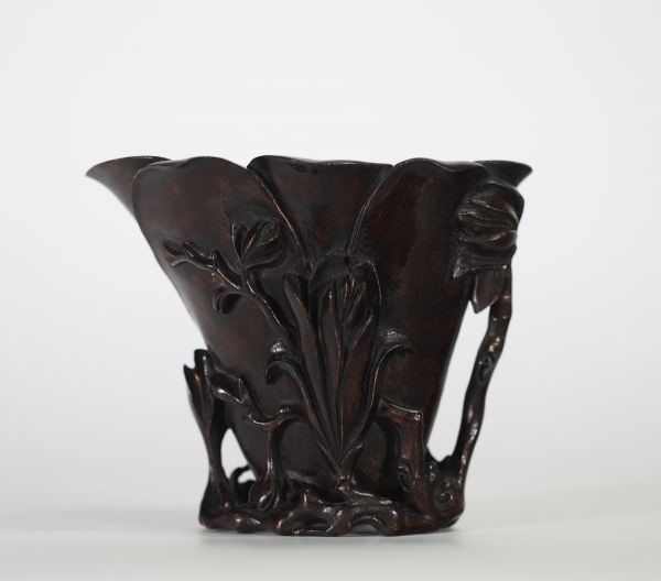 Chine, coupe libatoire en bois sculpté à décor de fleurs de lotus en relief, signée Chen Yun et datée乙未 (probablement 1895, fin dynastie Qing).