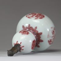 Chine – Vase double gourde en porcelaine à décor rouge de fer, marque Qianlong, monture en métal