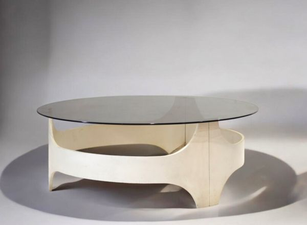 Table basse Space Age ronde, piètement de couleur ivoire et verre fumé, vers 1970.
