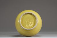 Chine - Vase double gourde en porcelaine monochrome jaune, période Qing.