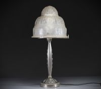 J. ROBERT (XX) Lampe Art Déco en verre moulé pressé à décor stylisé et piétement en bronze argenté, non signée.
