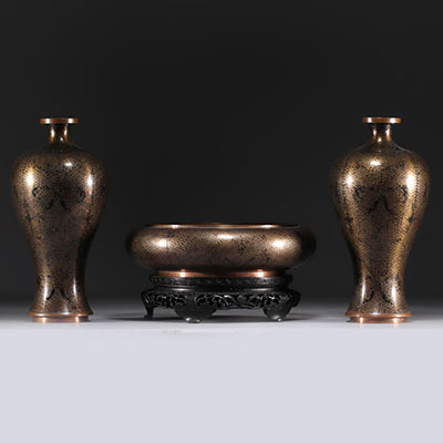 Chine - Rince pinceaux et vases en émaux cloisonnés à décor floral, vers 1900.
