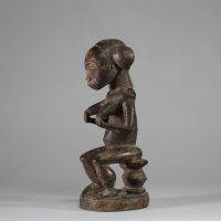 Statue féminine Baoulé, Côte d’Ivoire. Bois, patine ancienne usée par l’usage rituel. H : 30 cm Ancienne collection privée Liège