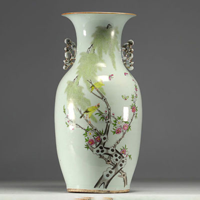 Chine - Vase en porcelaine à décor d'oiseaux et de motifs floraux - XXe siècle.