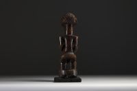 Afrique RDC - Statue figurative Songye en bois sculpté.