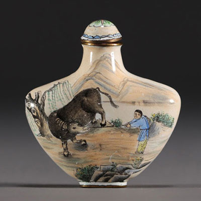 Chine - Tabatière en émail cloisonné à décor de buffles et de personnages.
