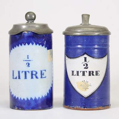Lot de deux chopes en faïence émaillée de Bruxelles, à décor bleu cobalt et inscriptions « ½ LITRE » en réserve. Chaque pièce est coiffée d’un couvercle en étain fin XIXe – début XXe