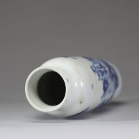 Chine, époque Transition – Vase cylindrique en porcelaine bleu blanc à décor de guerriers et personnages dans un paysage animé