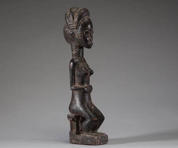 Afrique - Statue d’ancêtre Baoulé en bois sculpté, belle patine sombre, Côte d’Ivoire.