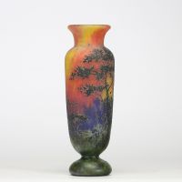 Daum Nancy Vase en verre multicouche gravé à l’acide à décor lacustre, vers 1900