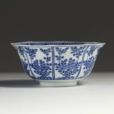 Chine - Bol polylobé en porcelaine blanc bleu à décor floral, marque et époque Kangxi.
