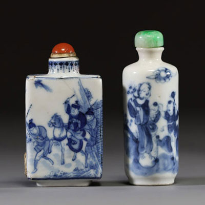 Chine - Ensemble de deux tabatières en porcelaine blanc bleu à décor de personnages, dynastie Qing.