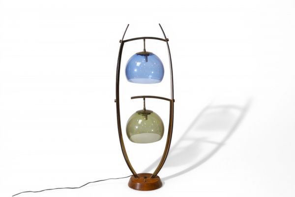 Lampe de table vintage design scandinave en bois, laiton et globes en verre bicolore, vers 1950-60.