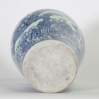Chine, époque Ming, vase de forme meiping en porcelaine bleu et blanc à décor de dragons évoluant parmi les nuées et les flots tumultueux.