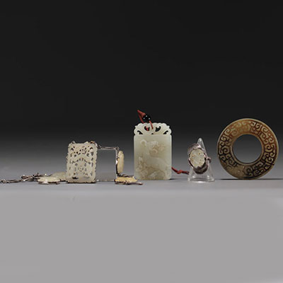 Chine - Ensemble de différents objets en Jade sculpté.
