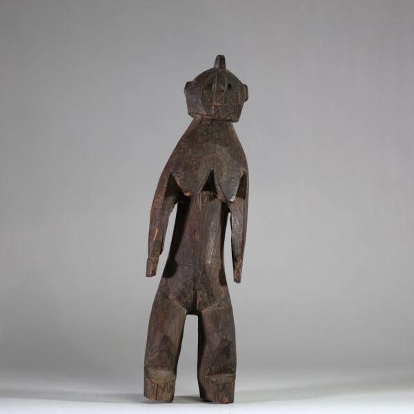 Statuette féminine rituelle Mossi, Burkina Faso, Bois dense et lourd, ancien, à patine sèche, scarifications faciales et abdominales, crête sagittale, seins tombants, bras rigides, mains ouvertes en éventail. Le visage est très expressif . H: 47 cm. Ex collection privée Amsterdam.