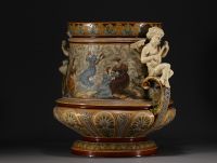 Villeroy & Boch  Mettlach - Imposante et rare jardinière en céramique à décor de personnages sur sa sellette en acajou. Vers 1900.
