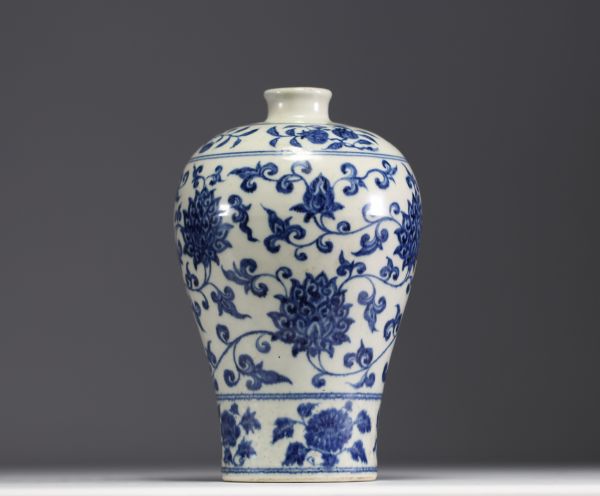 China - A 19th century Meiping white-blue porcelain vase.
