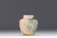 Émile GALLÉ (1846-1904) Petit vase en verre multicouche dégagé à l'acide à décor d'hortensia.