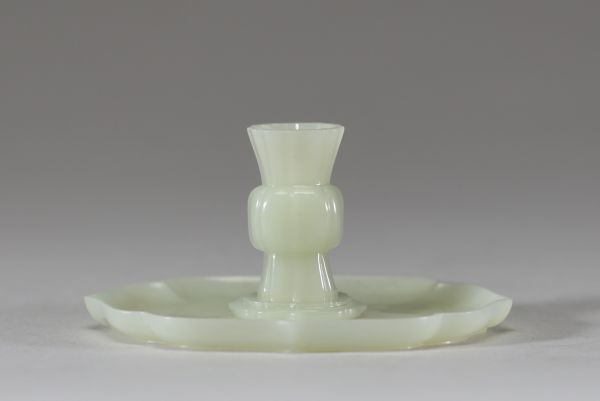 Chine, dynastie Qing – Élégant brûle-parfum miniature en jade blanc néphrite, à deux éléments sur plateau mouluré