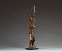 Indonésie - Statue figurative en bois sculpté de la tribu des Nias, milieu XXème.