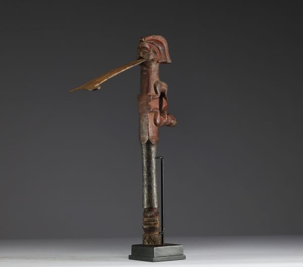 Afrique RDC - Herminette Mbala figurative en bois sculpté, lame divisée en deux boucles.