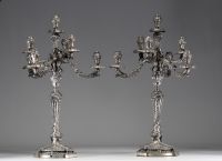Imposante paire de candélabres Louis XVI à sept points lumineux en argent massif, poinçons au lion et poinçon 800.