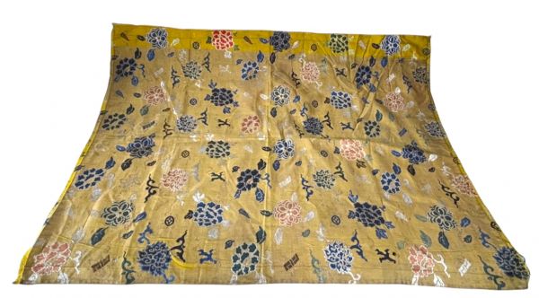 Chine - Panneau brocart rectangulaire en soie jaune à motif de pivoines multicolores tissées de fils polychromes, XIXème.