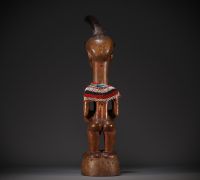Importante statue masculine SONGYE de la région de TSHOFA collectée vers 1900.