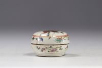 Chine - Boîte couverte en porcelaine de la famille rose.