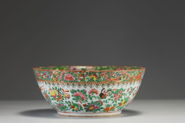 Chine - Grand bol en porcelaine polychrome de Canton à décor de fleurs et d'oiseaux.
