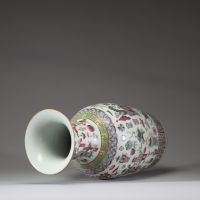 Chine, fin XIXe siècle — Vase en porcelaine de la famille rose à décor des 