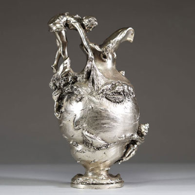 Pichet Art Nouveau en bronze argenté, anse figurative représentant une fille relevant son filet de pêche, vers 1900.
