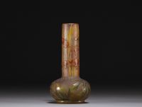 DAUM Nancy - Petit vase dégagé à l'acide et émaillé à décor de fleurs, vers 1900.
