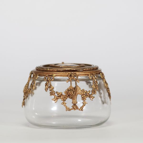 Boîte couverte en verre et bronze doré Couvercle orné d’une miniature sur porcelaine représentant une femme à la lune. Travail de la fin du XIXe siècle.