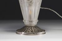J. ROBERT (XX) - Art Deco lamp in pressed moulded glass with geometric floral decoration, base in nickel-plated bronze, circa 1930.